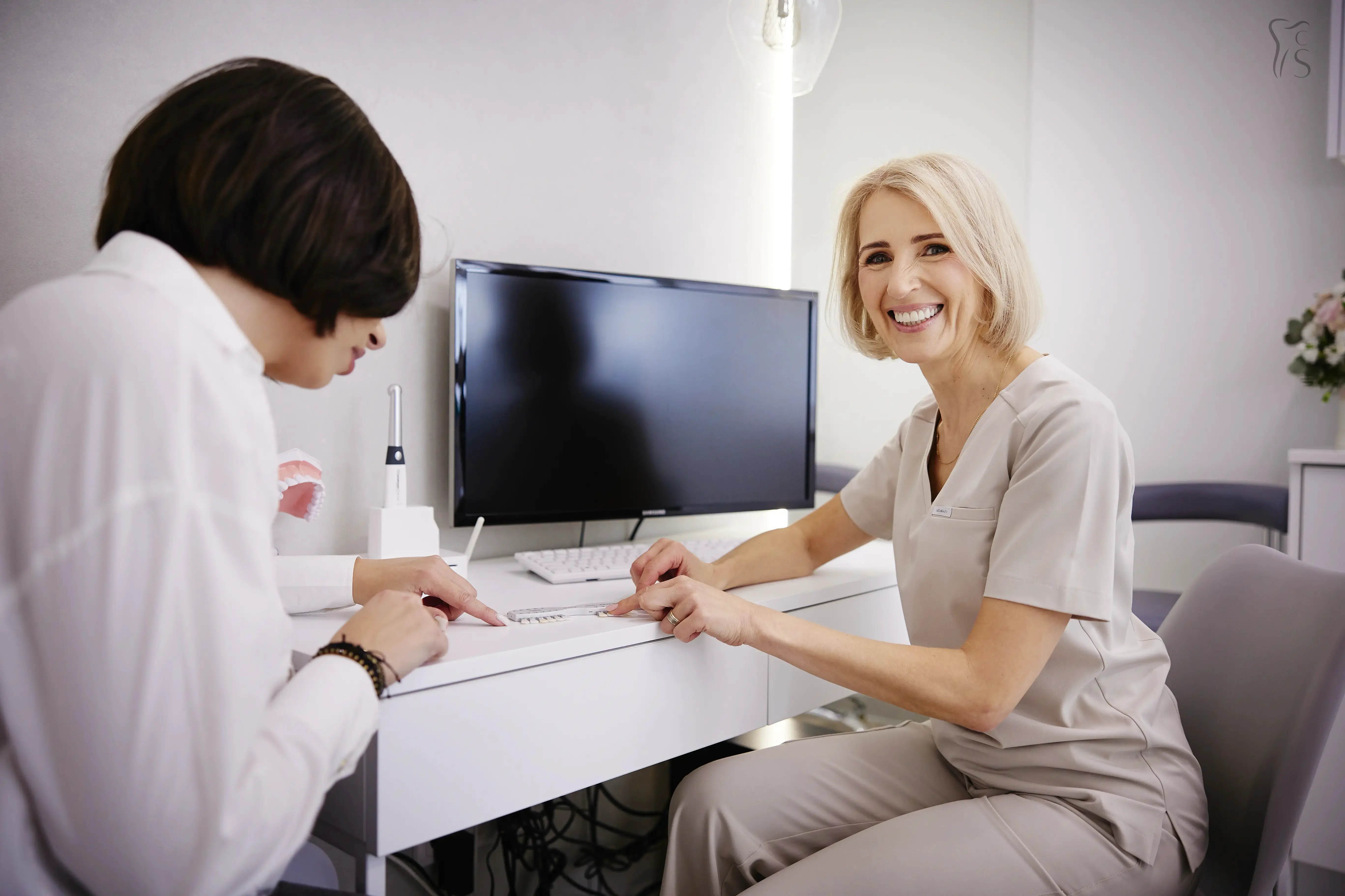 Konsultacja stomatologiczna - dentysta z pacjentem