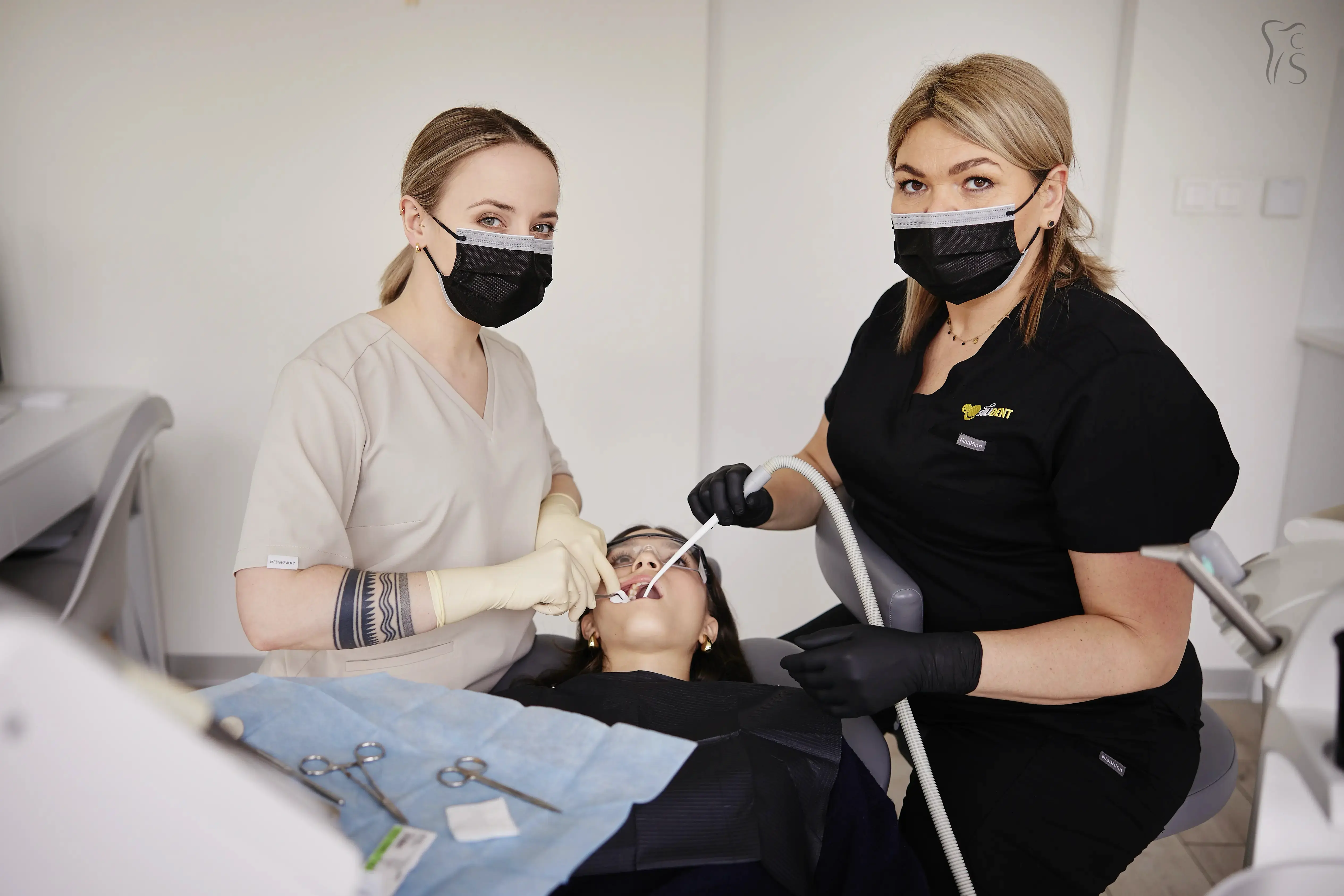 Zespół dentystów podczas zabiegu stomatologicznego